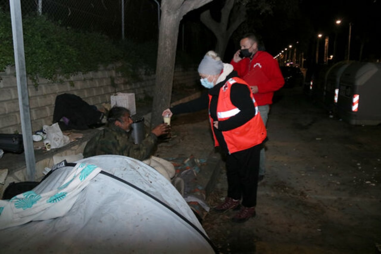 Imatge de voluntaris de Creu Roja atenent un sensesostre durant l&#039;Operació Iglú de Tarragona