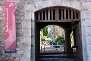 Entrada principal al passeig arqueològic on es pot visitar una part important de les muralles romanes conservades a Tarragona i un grup escolars al fons, el 2 de juny de 2016