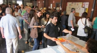 Cua de votació en un col·legi electoral de Mataró en les eleccions al Parlament del 27 de setembre