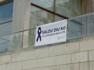Pancarta que va penjar l&#039;Ajuntament de Salou per condemnar la violència masclista amb una víctima assassinada a Fuengirola