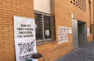 Imatge d&#039;arxiu d&#039;una pancarta del Grup de Treball en Defensa de la Sanitat Pública de Tarragona, al CAP Jaume I de Tarragona