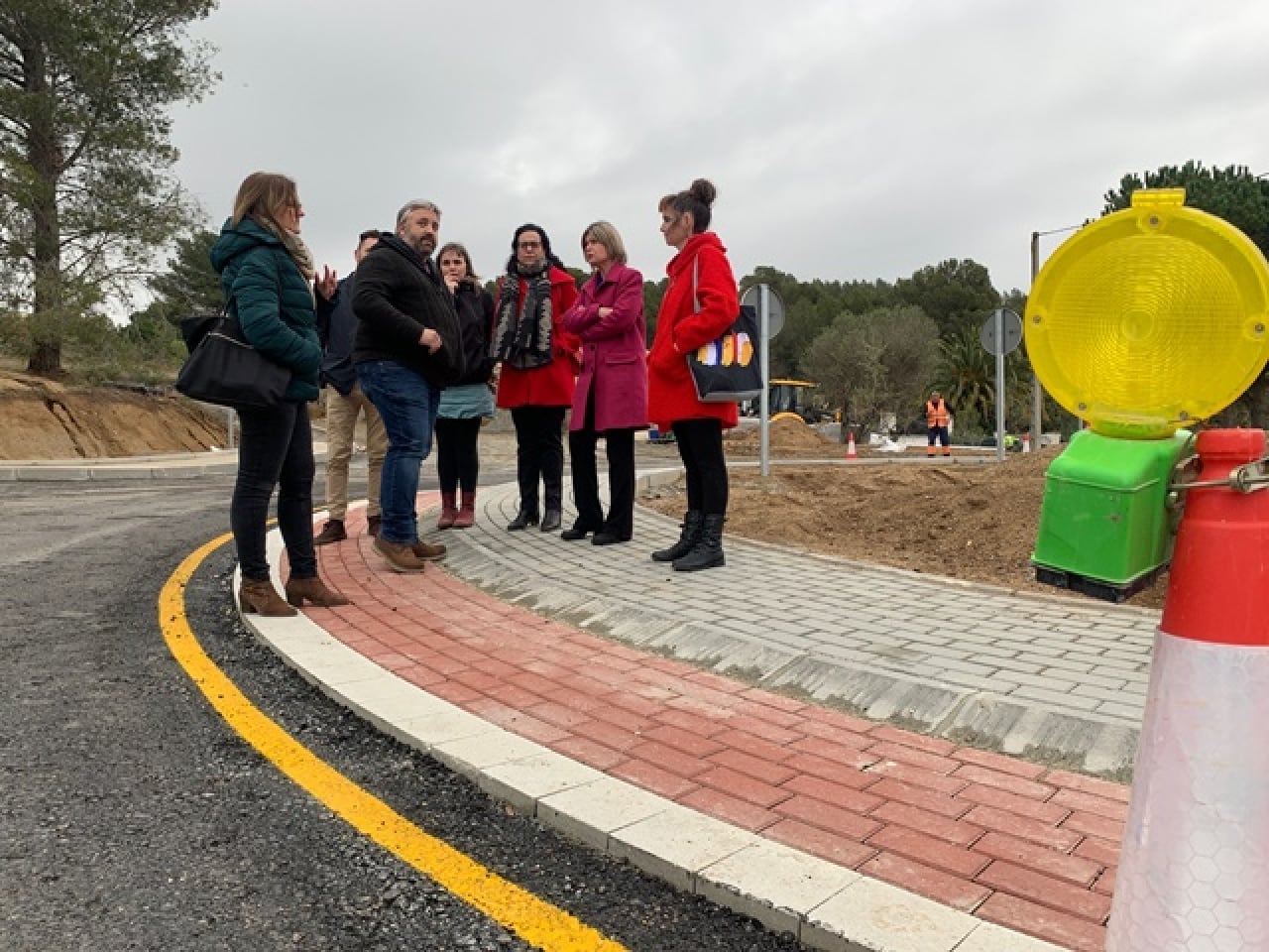 La presidenta de la Diputació, Noemí Llauradó, i l&#039;alcalde de Riudecanyes,  Ernest Roigé, van visitar les obres de millora de la xarxa viària al municipi