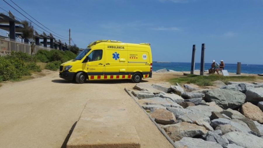 Imatge d&#039;arxiu d&#039;una ambulància del SEM fent un servei en una platja