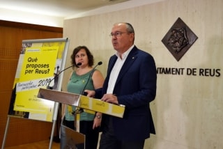 L&#039;alcalde de Reus, Carles Pellicer, i de la regidora Montserrat Flores, en roda de premsa per presentar els pressupostos participatius