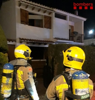 Bombers treballant aquesta matinada en l&#039;incendi que ha cremat una habitació de casa unifamiliar situada al c/ Portalada, 22, a Altafulla 