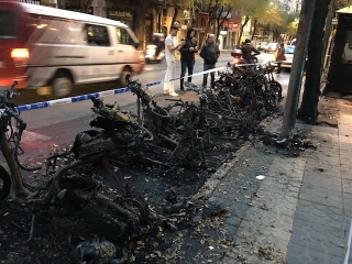 Imatge de les motos cremades a la Rambla Vella de Tarragona