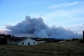 Imatge d&#039;un mitja aeri actuant a l’incendi que crema a Santa Coloma de Queralt i Bellprat, el 24 de juliol del 2021