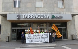 Els treballadors d&#039;ADIF van concentrar-se davant l&#039;estació de Tarragona.