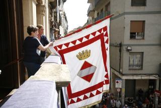 La Santjoanera 2023 surt al balcó de l&#039;Ajuntament de Valls amb la Bandera de la Ciutat