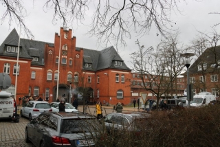 Pla general de la presó de Neumünster (esquerra) i del jutjat del municipi (dreta) amb expectació mediàtica