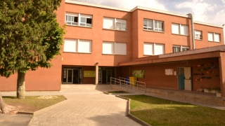 Porta d&#039;entrada de l&#039;escola Sant Julià de l&#039;Arboç.
