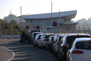 Un passatger que acaba d&#039;aparcar el seu vehicle en el voral de la carretera d&#039;accés a l&#039;estació de l&#039;AVE del Camp de Tarragona
