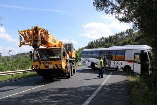Imatge d&#039;una grua i del vehicle sinistrat en l’accident que ha causat la mort d&#039;un conductor d&#039;autobusos a la C-14, a l&#039;altura d&#039;Alcover (Alt Camp), el 20 de maig del 2021