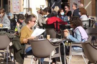 Imatge d&#039;arxiu de dues persones en una terrassa d&#039;un bar de la plaça de la Font de Tarragona