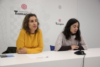 Les conselleres de la CUP de Tarragona, Laia Estrada i Eva Miguel, en roda de premsa