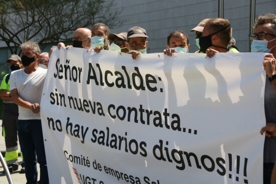 Imatge dels treballadors del servei de neteja de Salou, que reclamen un nou contracte de la brossa