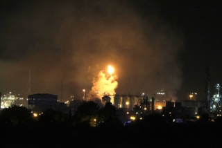 Vista general de les flames que surten d&#039;una planta química que ha explotat a la Canonja 