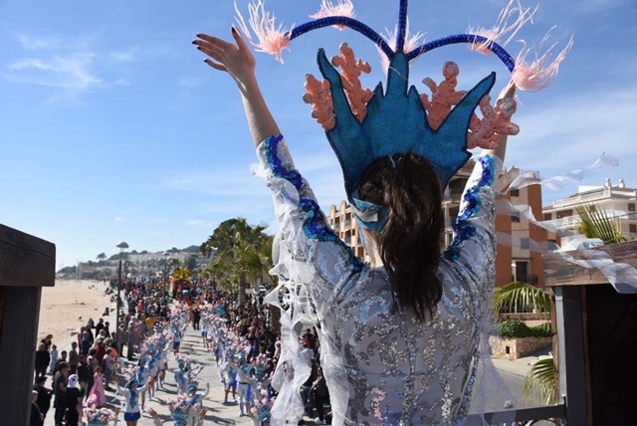 Imatge d&#039;arxiu de la rua de Carnaval del diumenge, al passeig marítim de Torredembarra
