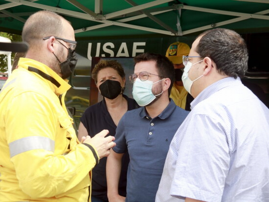 Imatge del president de la Generalitat, Pere Aragonès, i del conseller d&#039;Interior, Joan Ignasi Elena, parlant amb un voluntari de l&#039;ADF al centre de comandament dels bombers a Santa Coloma de Queralt, el 25 de juliol de 2021