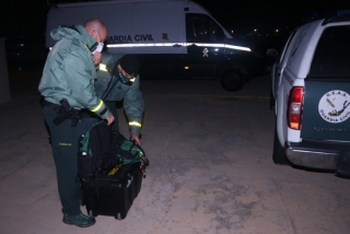 Imatge de dos agents del GEAS de la Guàrdia Civil recollint el material emprat en el rescat submarí al port Sant Carles Marina, el 24 de novembre de 20