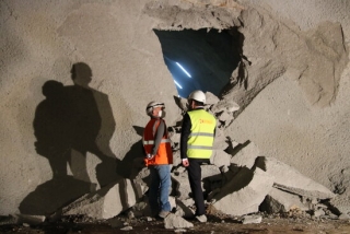 Moment de la perforació final del túnel del coll de Lilla, que connecta l&#039;Alt Camp i la Conca de Barberà, amb l&#039;assistència del ministre Ábalos