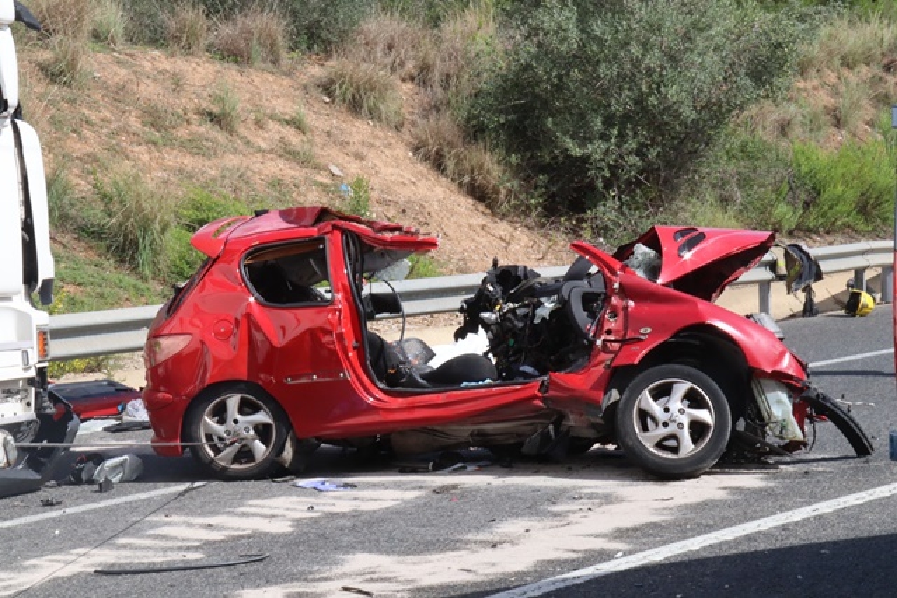 Imatge de l&#039;estat en que ha quedat el turisme accidentat, el conductor del qual ha perdut la vida a l&#039;N-340 a Altafulla