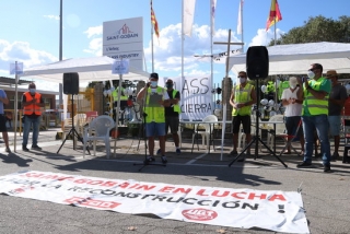 Imatge dels representants sindicals durant la lectura del manifest a les portes de la fàbrica Saint Gobain a l&#039;Arboç en la manifestació per denunciar el tancament d&#039;una divisió de la planta
