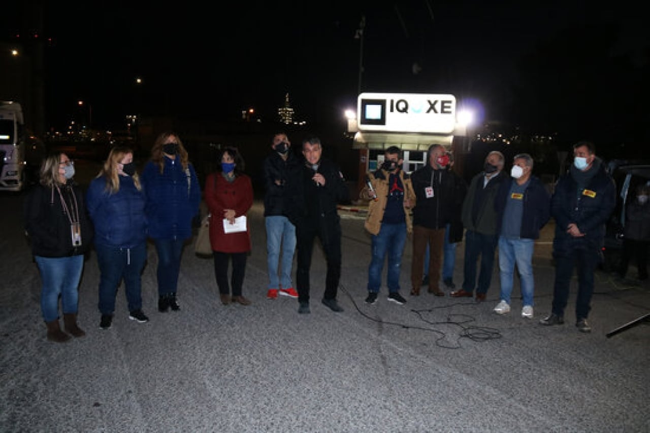 Imatge dels representants veïnals i sindicals en la protesta feta a les portes de l’empresa IQOXE en el segon aniversari de l’explosió, el 14 de gener del 2022 