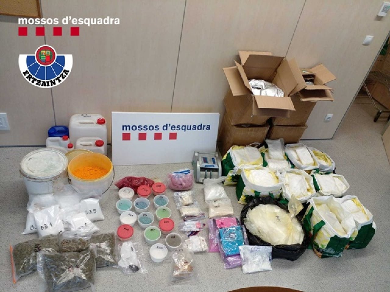 Substàncies intervingudes en el desmantellament d&#039;un laboratori de drogues de síntesi, el més gran detectat a Catalunya, a Mont-roig del Camp