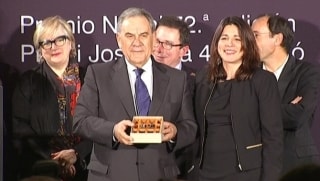 Lluís Foix, el gener del 2016, quan va rebre el 48è Premi Josep Pla per &#039;Aquella porta giratòria&#039;, la segona part de les seves memòries