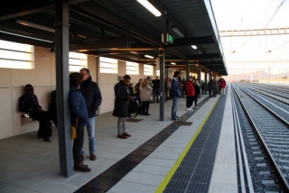 Imatge de l&#039;andana de la nova estació de Cambrils, plena de passatgers esperant un tren de l&#039;R16 procedent de Tortosa, a dos quarts de nou del matí