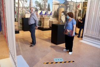 Imatge de visitants amb mascareta al Museu Nacional Arqueològic de Tarragona (MNAT), amb una cinta que recorda la necessitat de guardar una distància de dos metres entre visitants, el 19 de maig del 2020