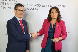 El ministre de Presidència, Félix Bolaños, i la consellera de Presidència, Laura Vilagrà, se saluden a la Moncloa