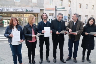 Els representants polítics del Camp de Tarragona i del Baix Penedès amb la proposta de resolució que presentaran al Parlament, evidenciant la unitat davant l&#039;estació de tren de Tarragona, el 20 de febrer del 2020