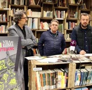 L&#039;alcalde i el regidor de Cultura de Montblanc, amb el director de Vila del Llibre, ahir, durant la presentació del festival