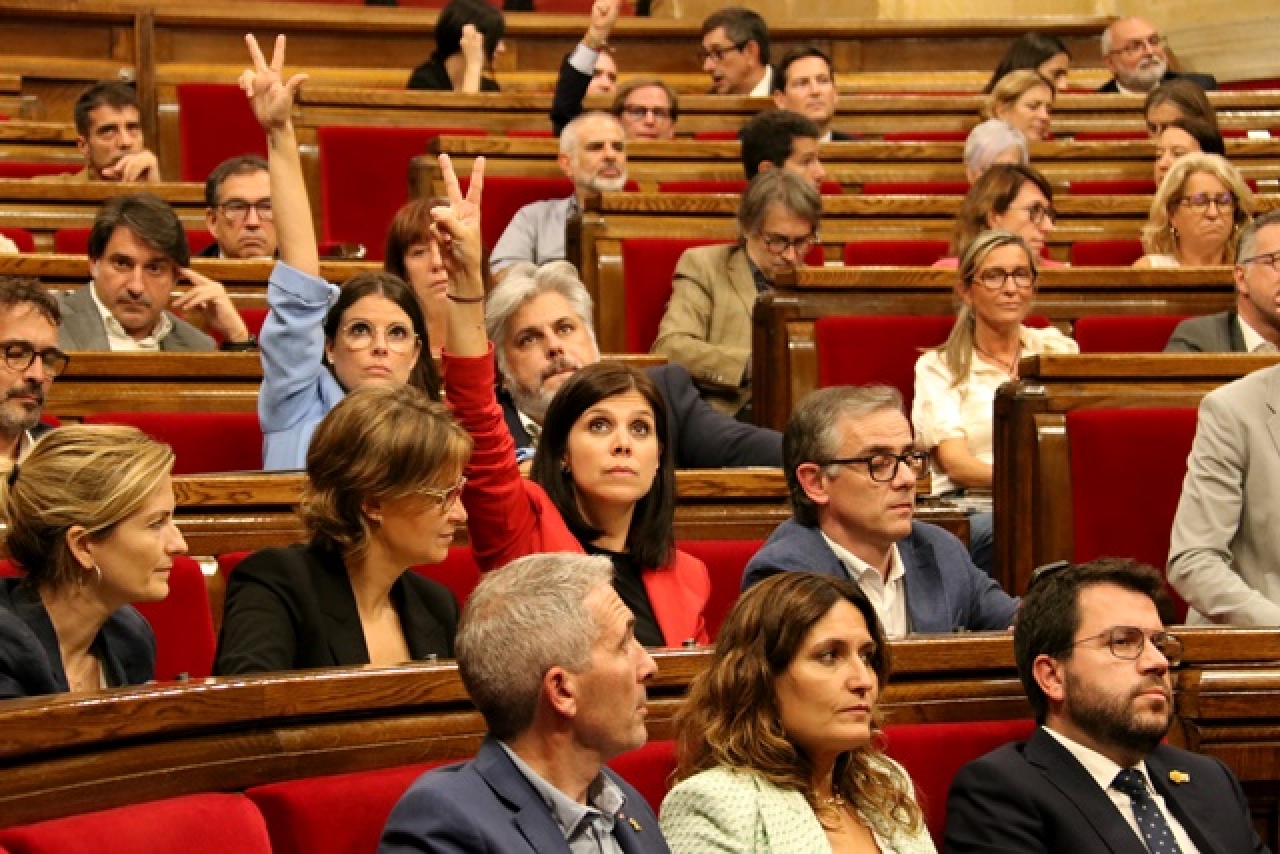 Les portaveus d&#039;ERC i Junts, Marta Vilalta i Mònica Sales, marquen el sentit del vot de la moció de la CUP sobre una qüestió de confiança al president del Govern, Pere Aragonès