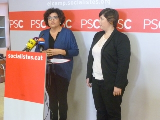 La cap de llista del PSC per Tarragona, Rosa Maria Ibarra, a l&#039;esquerra de la imatge, acompanyada de la membre de la candidatura Meritxell Cano
