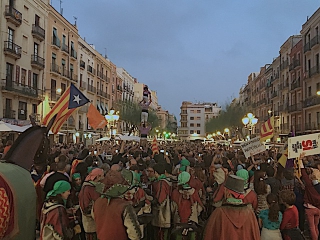 Imatge de l&#039;ambient festiu que s&#039;ha viscut aquesta tarda a la plaça de la Font amb motiu de la proclamació de la República catalana