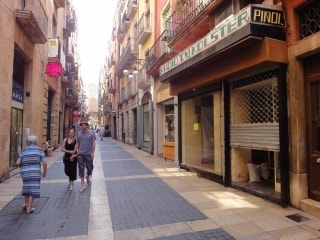 Imatge d&#039;un dels carrers importants de Tarragona on es poden trobar apartaments turístics 