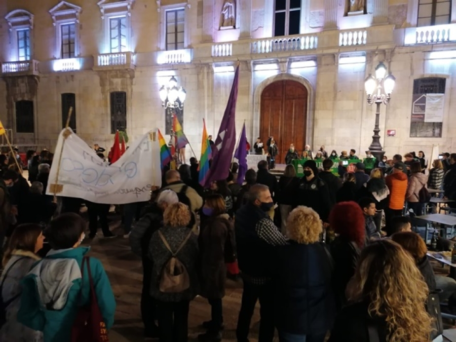 La manifestació ciutadana va finalitzar a la plaça de la Font, davant de les portes de l&#039;Ajuntament de Tarragona