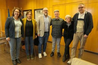 L&#039;alcalde de Cambrils i diferents regidors i regidores han rebut el perruquer Javi Torrente per felicitar-lo com a guanyador del Campionat Nacional de Perruqueria