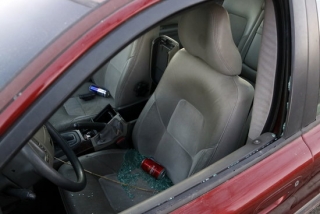 Imatge d&#039;arxiu d&#039;un dels vehicles afectats pel vandalisme, amb el vidre trencat i restes de cristalls al seu interior