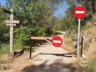Senyals de prohibició de pas a l&#039;entorn de la vall del riu Glorieta a Alcover, el 9 de juliol del 2020
