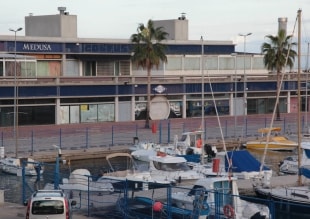 El port esportiu de Tarragona, amb bona part dels locals d&#039;oci i restauració tancats.