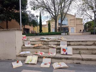L&#039;obra &#039;Històries desplegables&#039;, a la plaça de l&#039;Església Vella (davant del Celler), amb 20 llibre d&#039;on sorgeixen històries en forma de flors tridimensionals i elements de papiroflèxia