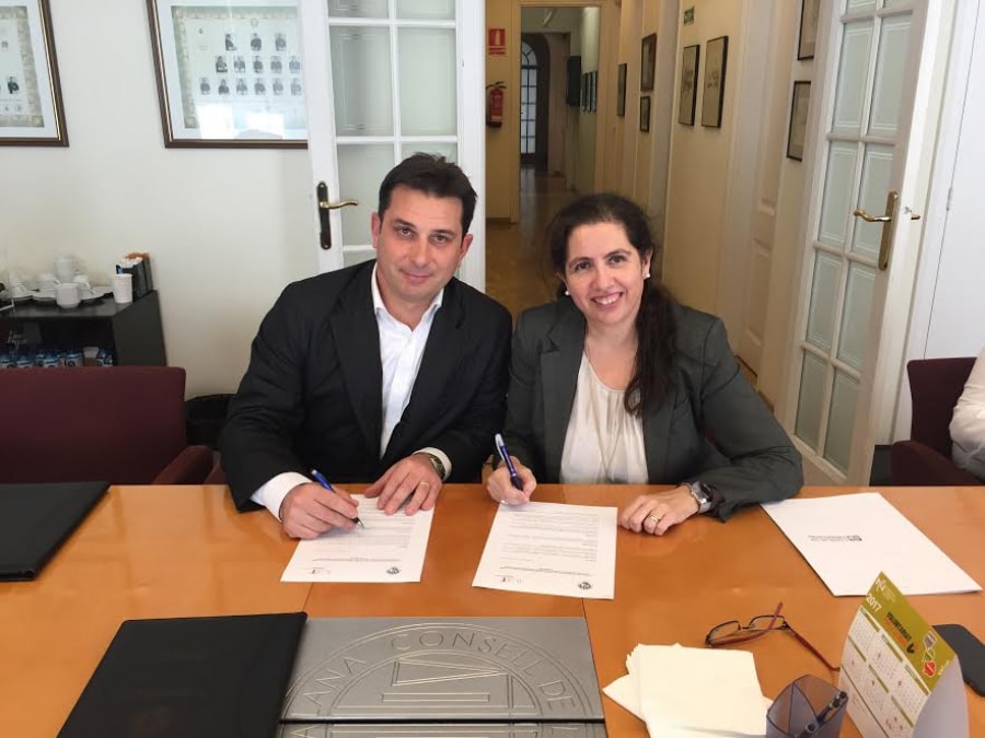Imatge del moment de la signatura del conveni per part de Manel Albiac i Encarna Orduna, president i presidenta dels col·legis d&#039;advocats de Tarragona i Reus