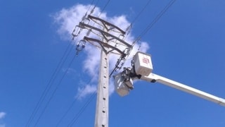 Instal·lació de proteccions en una torre elèctrica que Endesa folra per protegir l&#039;avifauna als termes municipals de Cornudella de Montsant i Ulldemolins