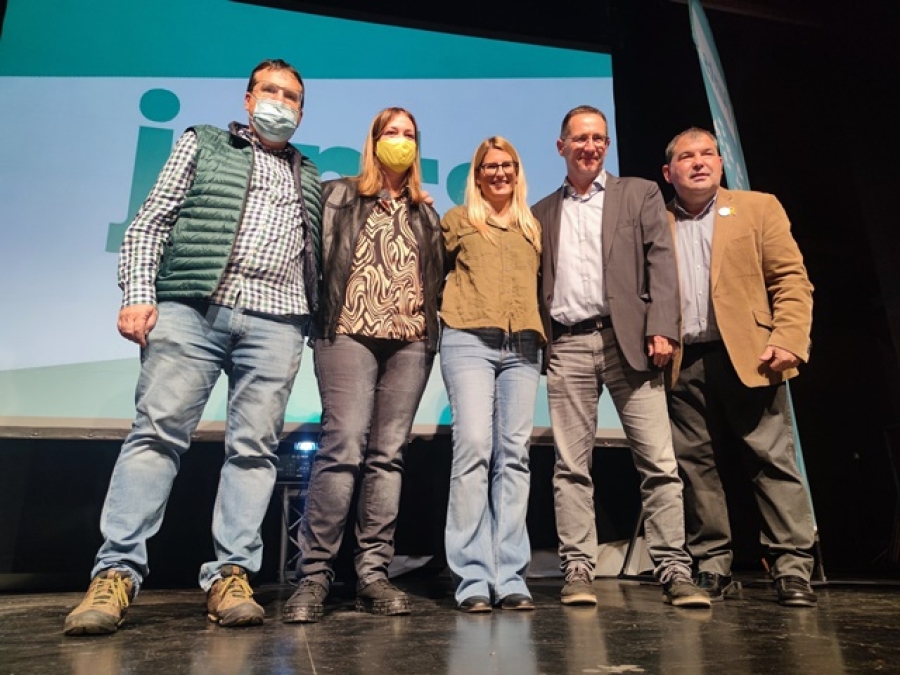 La portaveu de Junts per Catalunya, Elsa Artadi, amb els membres de la nova executiva de Junts per la Selva