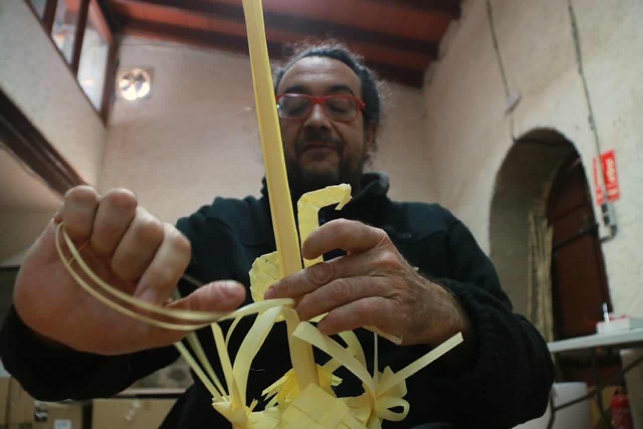 El palmer Joan Vaqué, de Palmes Viaplana, mentre elabora una palma de Setmana Santa