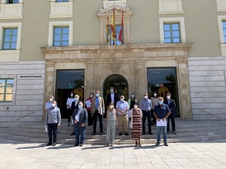 Foto de família de la presidenta de la Diputació de Tarragona, Noemí Llauradó, amb els presidents i presidentes dels consells comarcals i diputades i diputats de la institució